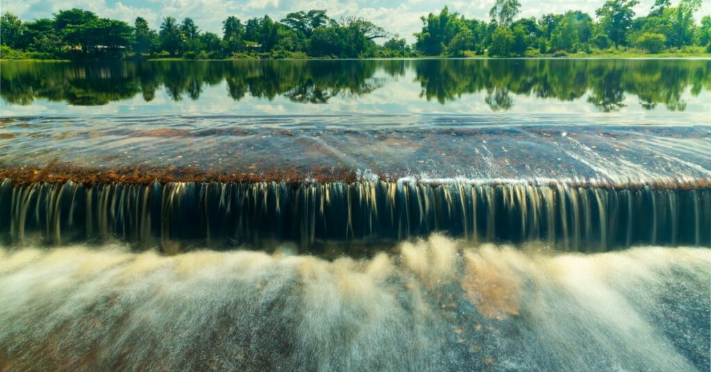 Quels sont les impacts environnementaux des adoucisseurs d'eau traditionnels vs sans sel ?